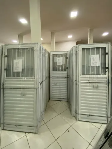 PORTAS DE ALUMÍNIO BRANCO C/JANELINHA E GRADE - MEGA OFERTÃO