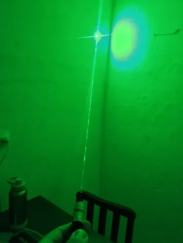 Laser potente com pilhas