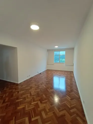 Laranjeiras - Rua das Laranjeiras, excelente apartamento com vaga de garagem