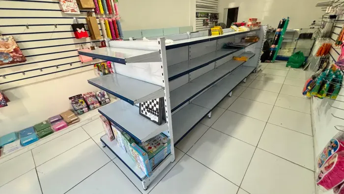 Vendo gôndola central para loja