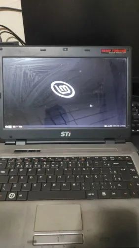 Notebook Semp Toshiba STI IS 1414 (Ligando / Para Peças - Sem Fonte/HD)