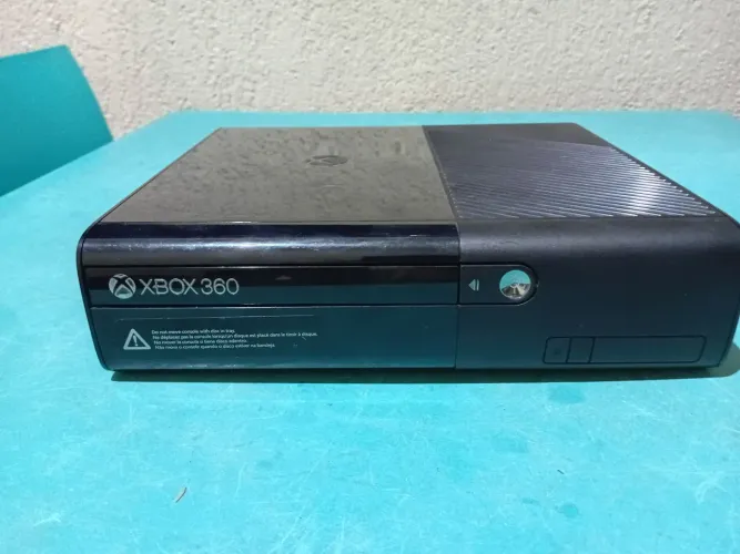 Xbox 360 super slim com defeito