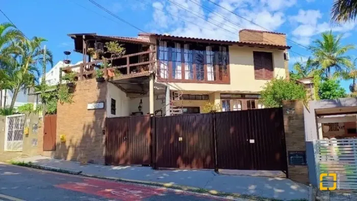 À venda Pousada - Casa com Renda em Canasvieiras - 200m da Praia