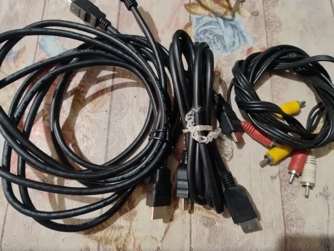 Três cabos HDMI + 1 áudio e vídeo