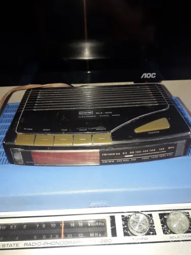 Rádio relógio cce funciona rádio, relógio precisa reparo
