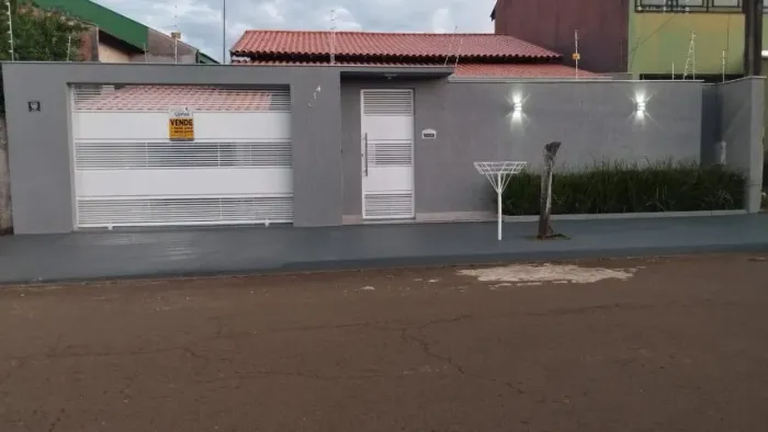 Casa Zona Sul, 3 Quartos, 1 Suite - Com 240 Mts Terreno e 142 Mts Construção.