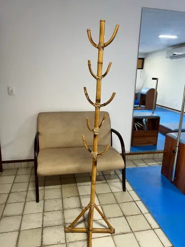 Vendo cabideiro de chão em bambu artesanal