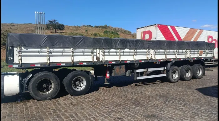 Carreta ano 2016, mede 12,40 metros