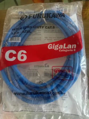 Cabo Patch Cord Furukawa GigaLan Cat.6 de 2,5 metros na cor azul.