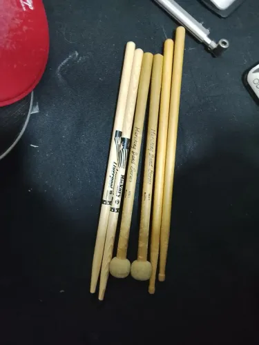 Baquetas diversas novas e usadas