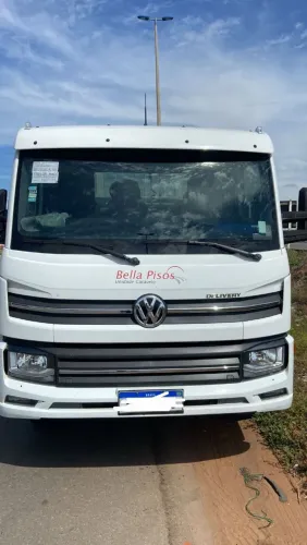 CAMINHÃO NOVO COM CARROCERIA 