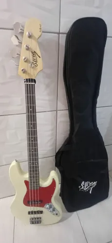 Contrabaixo novíssimo,com bag,passivo nao precisa de bateria.Unico dono comprado na loja.