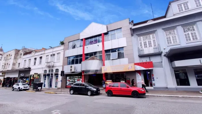 Sala comercial localizada no Centro de Joinville com acesso para Rua das Palmeiras
