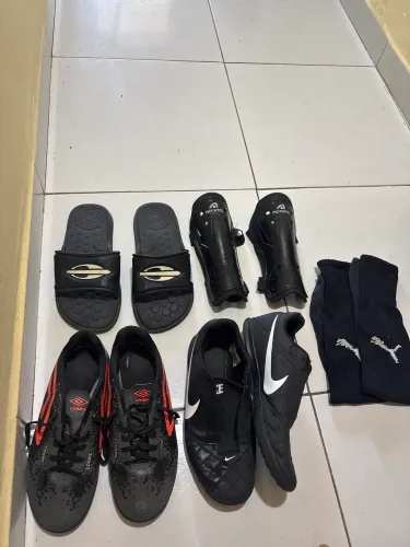 Chuteiras e equipamento para treinos
