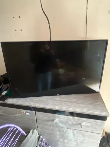 Televisão 43 polegadas smart mas só funciona com cabo de rede