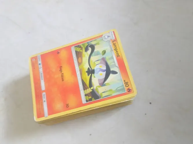 66 cartas Pokémon junto com um álbum de Pokémon