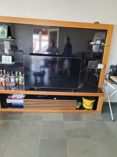 Vendo rack de televisão com iluminação