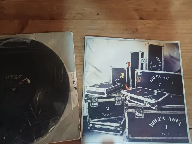 3 discos de vinil (dois discos do A-ha, um do Roupa Nova)