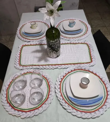 Jogo de Mesa Natalino em Crochê - 4 Sousplats + Trilho de Mesa