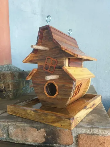 Casa de passarinho entalhada na madeira com acabamento em resina epox.