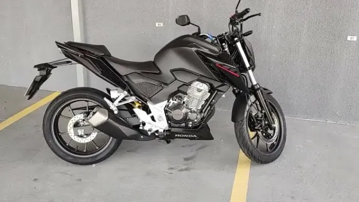 Vendo cb300f com km baixo