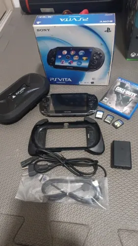 PS Vita OLED PCH-1101 3G/Wi-Fi + Caixa + 32GB Cartão com jogos + 4 Jogos Fis + Acessório