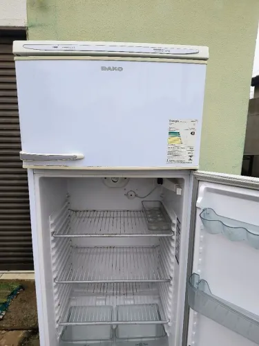 Vendo geladeira bem conservada