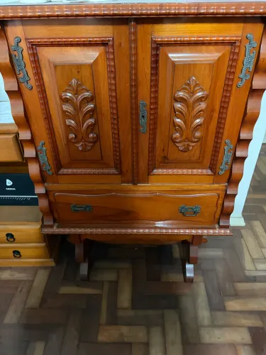 Cristaleira vintage em madeira