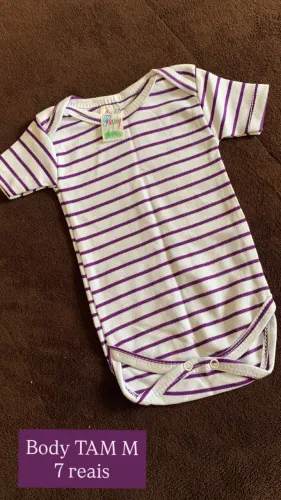Roupas de neném menina.