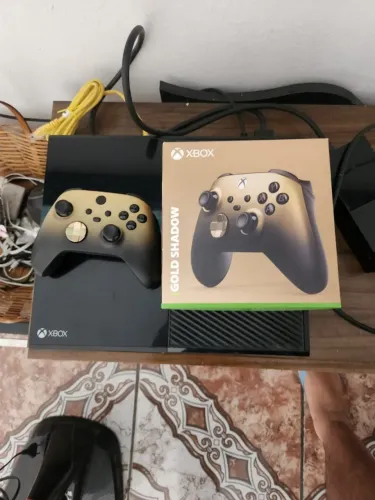 Vendo Xbox One Fat - 500GB com controle Gold Shadow e 30 jogos