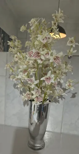 Jarro de vidro com flor artificial
