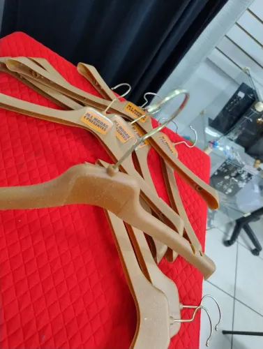 Cabides para roupas de plástico 94 unidades 