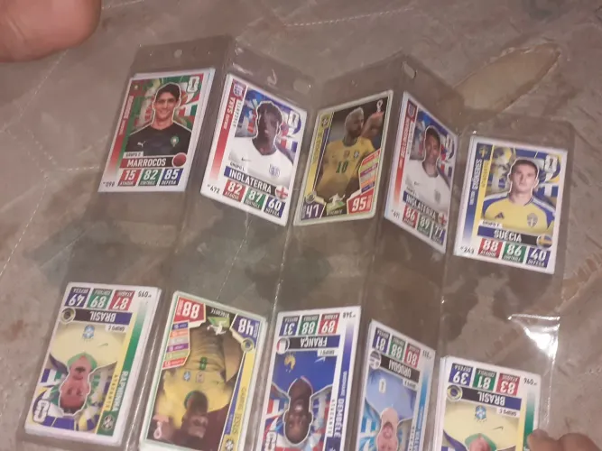 Plástico com 50 cartinhas da Copa de 2022 e 2026 e 10 cartinhas legends 