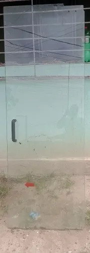 Porta de vidro com puxador
