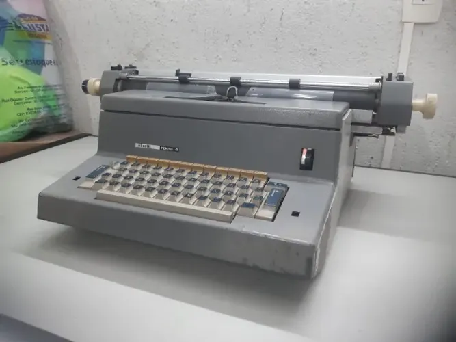 Máquina de Escrever Elétrica Retrô Olivetti Tekne 4 Cenografia e Decoração
