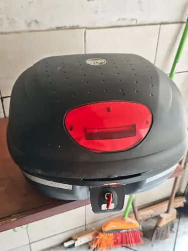 Baú de moto 33L Givi com suporte