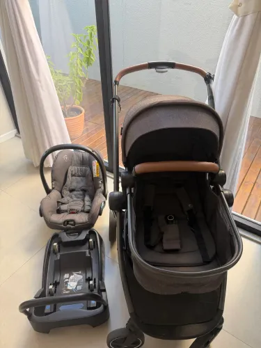 Carrinho Anna 2 e bebê conforto Máxi Cosi