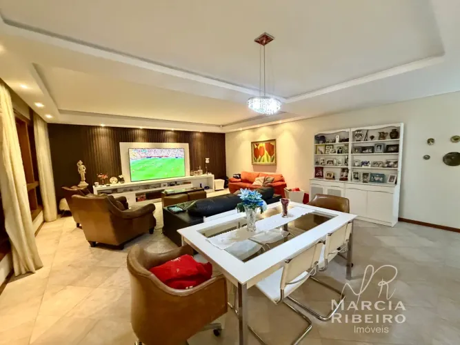 Casa com 4 Suítes na Trindade