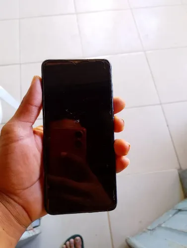 Celular semi-novo com 8 meses de garantia, entregarmos em todo país.