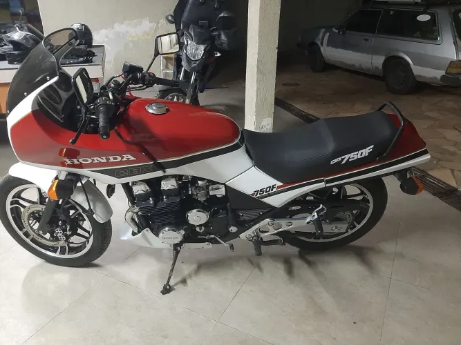 Vendo moto cbx750 Hollywood em ótimo estado só pegar e acelerar