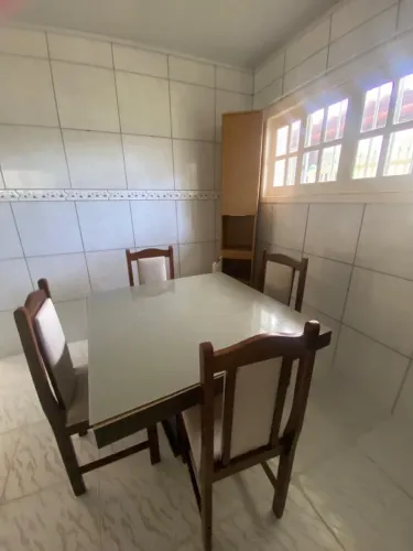 Mesa com a cozinha completa