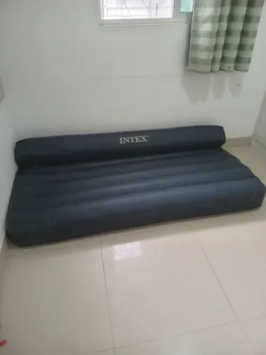 Colchão inflável da marca Intex acompanha bomba de enchimento