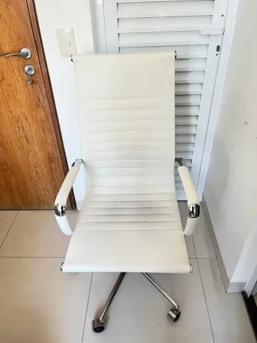 Cadeira Executiva estilo eames soft pad Branca e Cromada - Ótima Estrutura