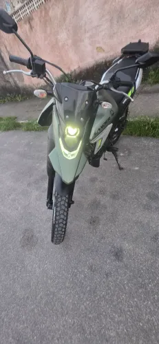 Moto lander verde 250