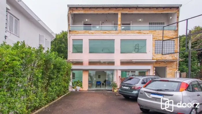 **Prédio Comercial Desocupado à Venda na Azenha, Porto Alegre, RS**