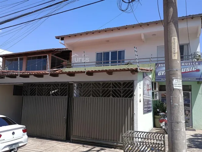 Casa com Renda no Setor Central de Goiânia 3 Lojas Alugadas e Ótima Rentabilidade