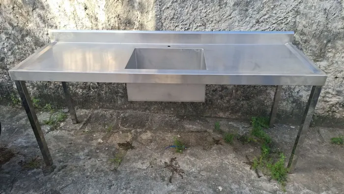 Bancada com cuba de inox 304. Medidas: 2,00m de comprimento por 60cm de largura.