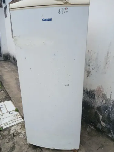 Uma geladeira usada funciona perfeitamente 