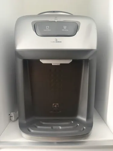 Gelagua (bebedouro) Eletroclux do tipo compressor mais 3 garrafões