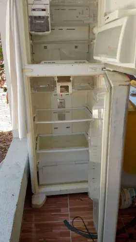 VENDE-SE GELADEIRA